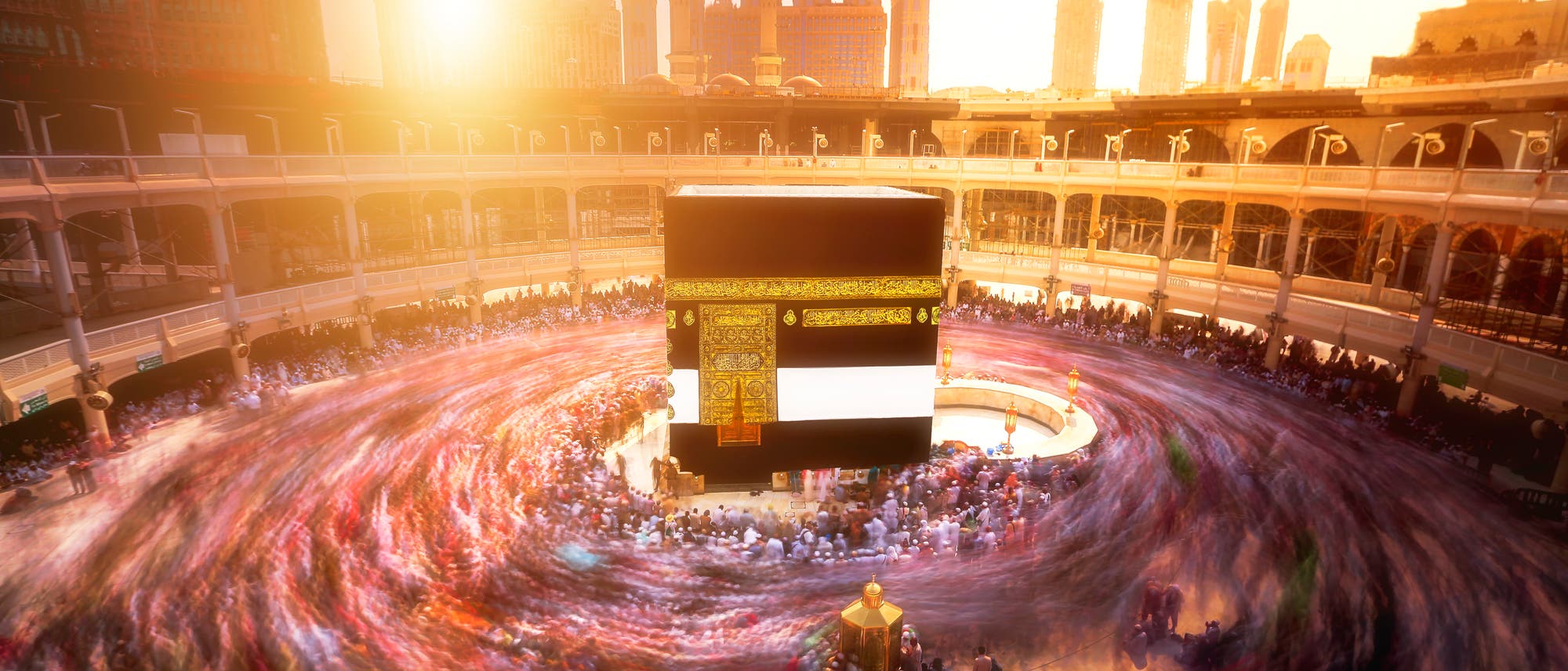 Gläubige Muslime umkreisen während der Hadsch die Kaaba.