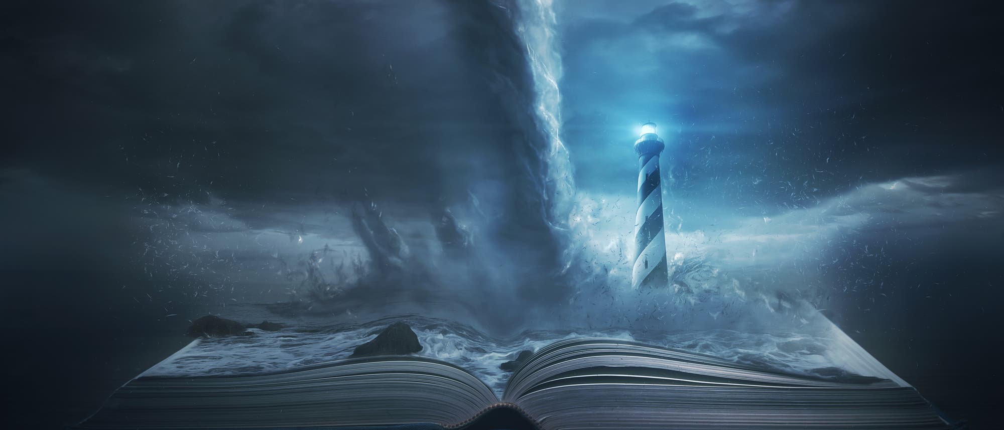 Ein Buch, auf dessen aufgeschlagenen Seiten ein Tornado neben einem Leuchtturm tobt