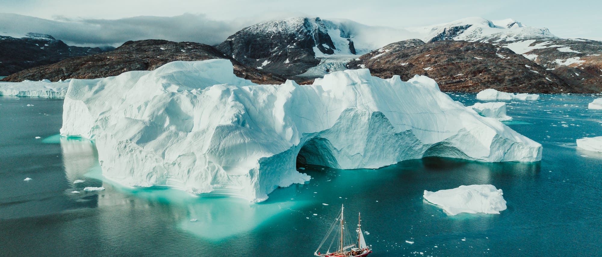 Riesige Eisberge und beeindruckende Berglandschaften in Ostgrönland
