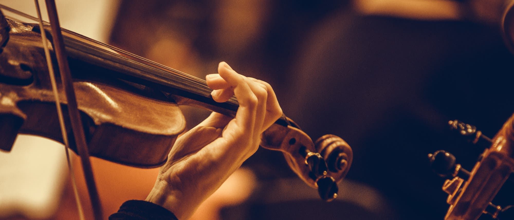 Frau mit Geige spielt in einem Orchester