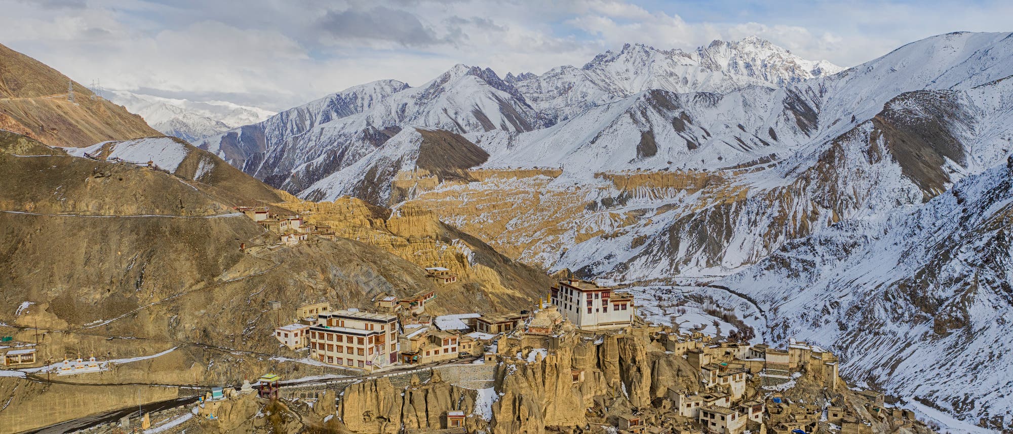 Lamayuru-Kloster im Industal im indischen Ladakh vor Schnee bedeckter Bergkette des Himalaja.