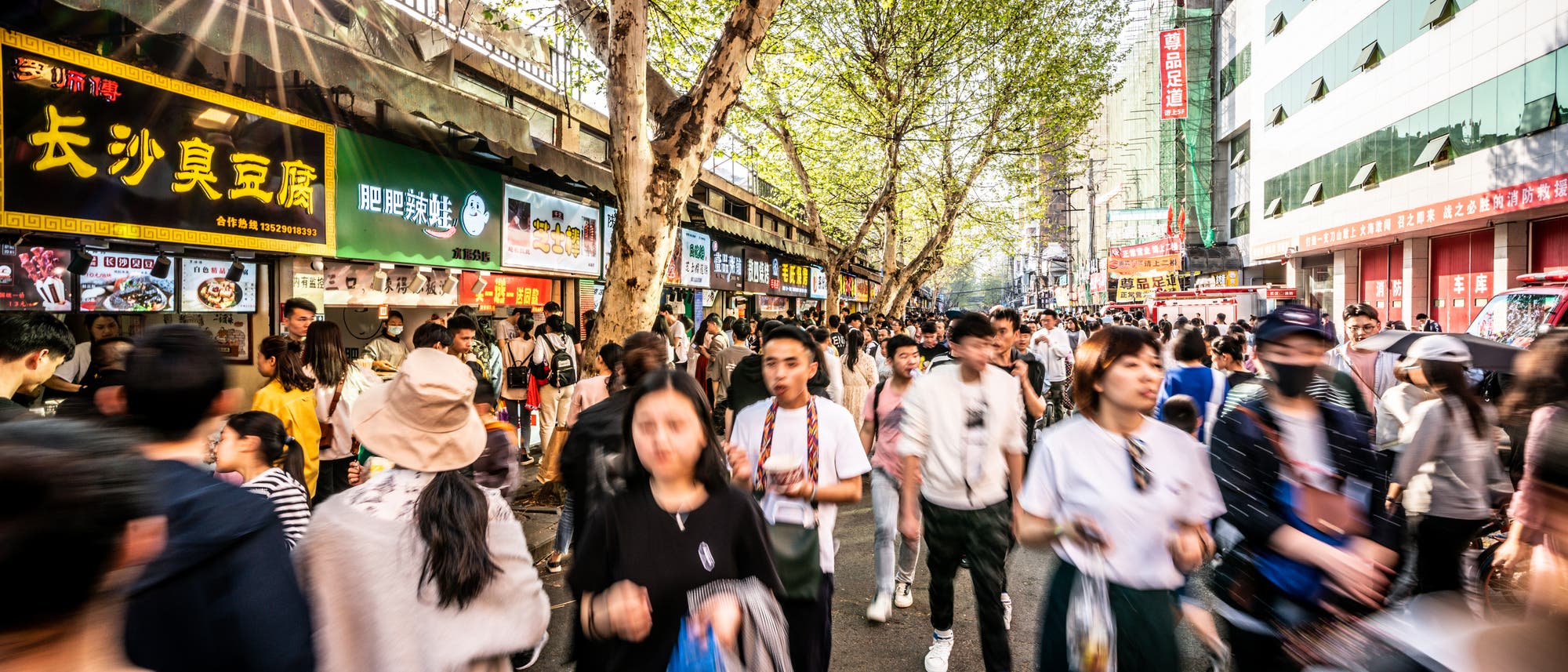Menschen in der zentralchinesischen Metropole Wuhan