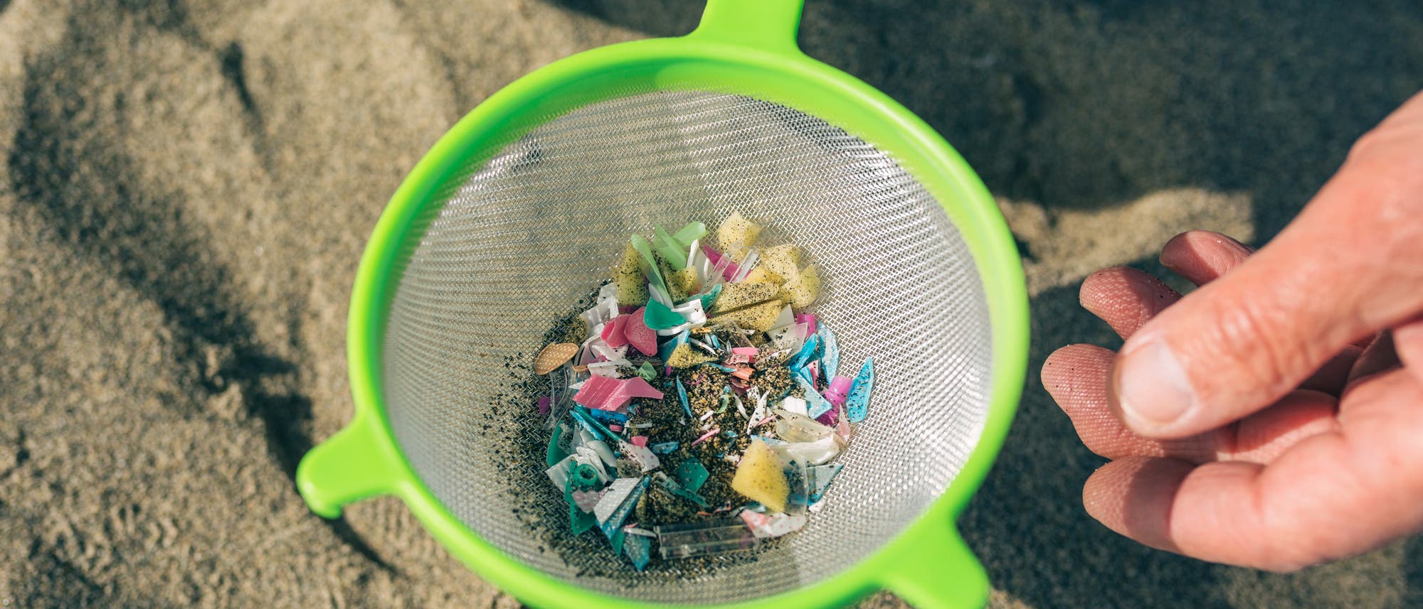Aktuelles Mikroplastik aus dem Meer in einem Sieb aus zukünftigem Mikroplastik im Meer. Womit das Problem ganz gut umrissen wird: Es gibt ein Bewusstsein für das Problem, aber nicht dafür, dass es irgendwas mit dem eigenen Verhalten zu tun haben könnte.