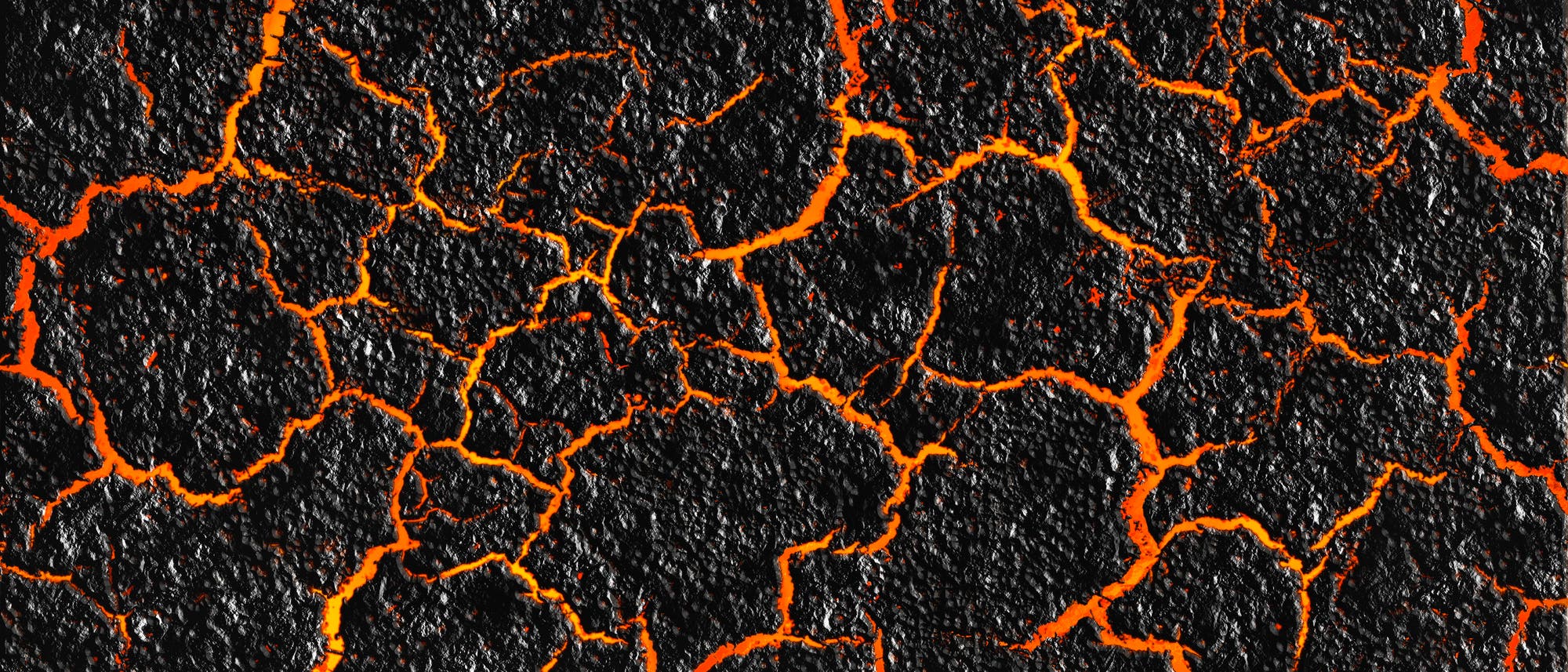 An der Oberfläche erkaltende Lava, die schwarz ist, wird von rot leuchtenden Rissen durchzogen
