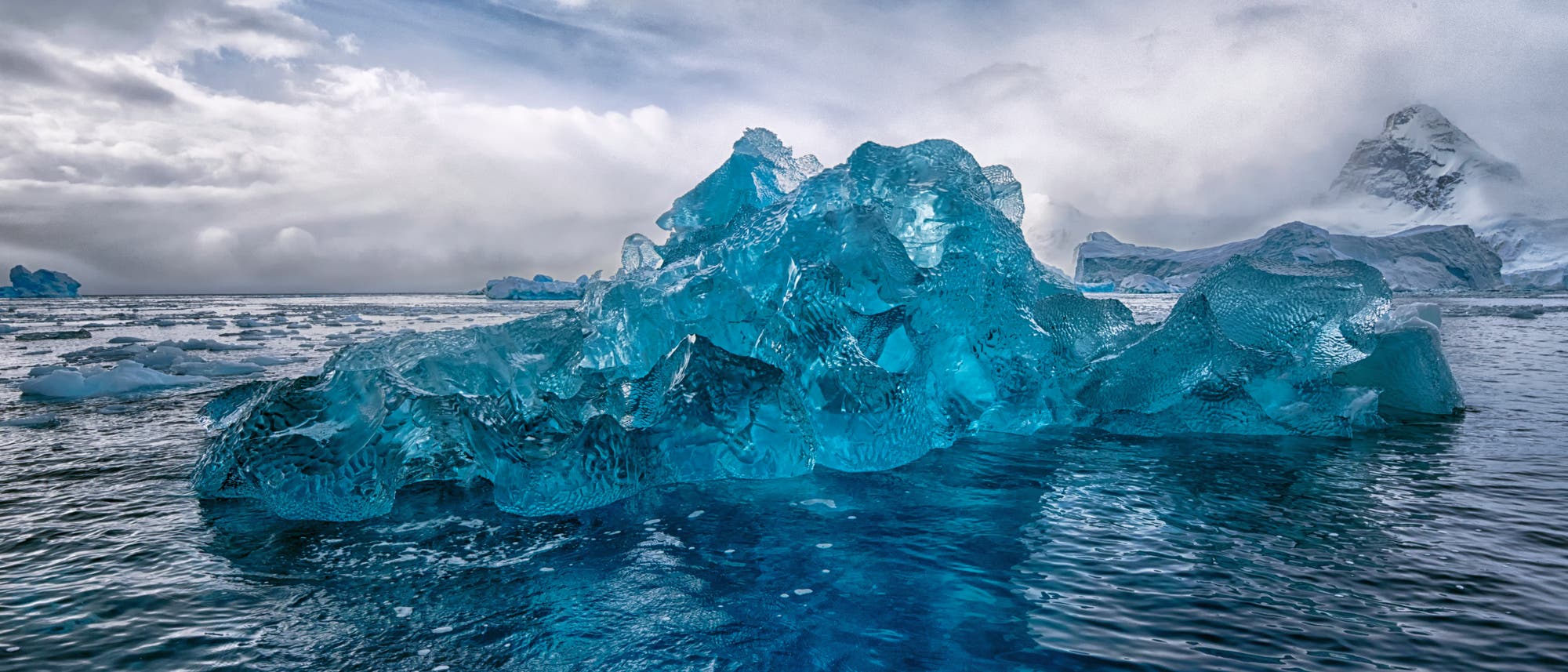 Blauer Eisberg in der Antarktis