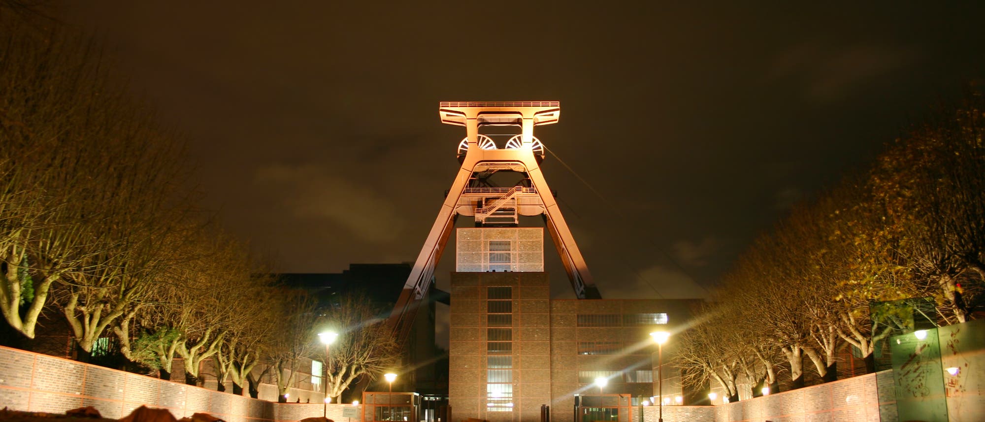 Zeche Zollverein angeleuchtet bei Nacht