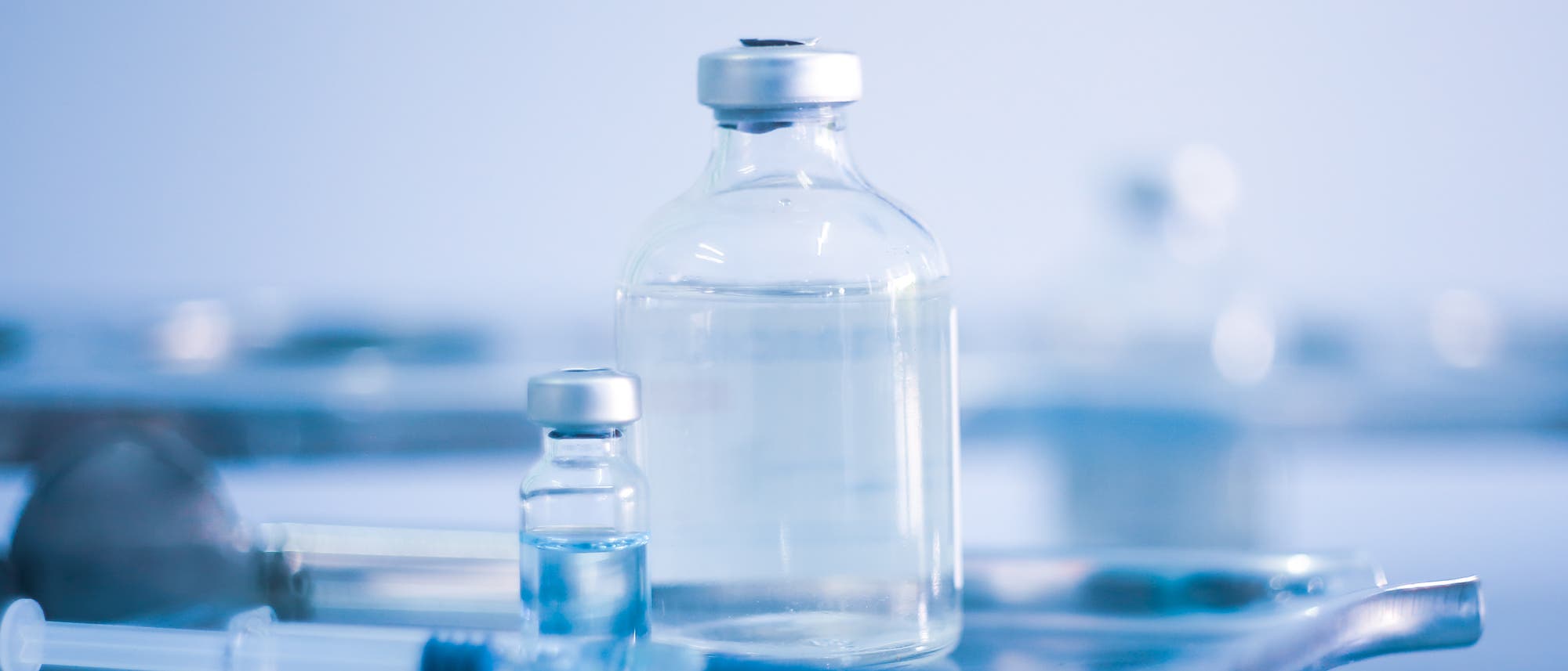 Impfstoffe in unbeschrifteten Glasflaschen