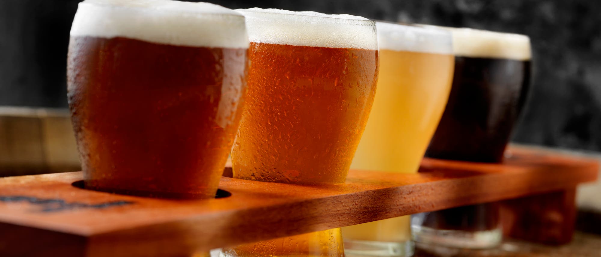 Verschiedene Sorten Bier in Gläsern.