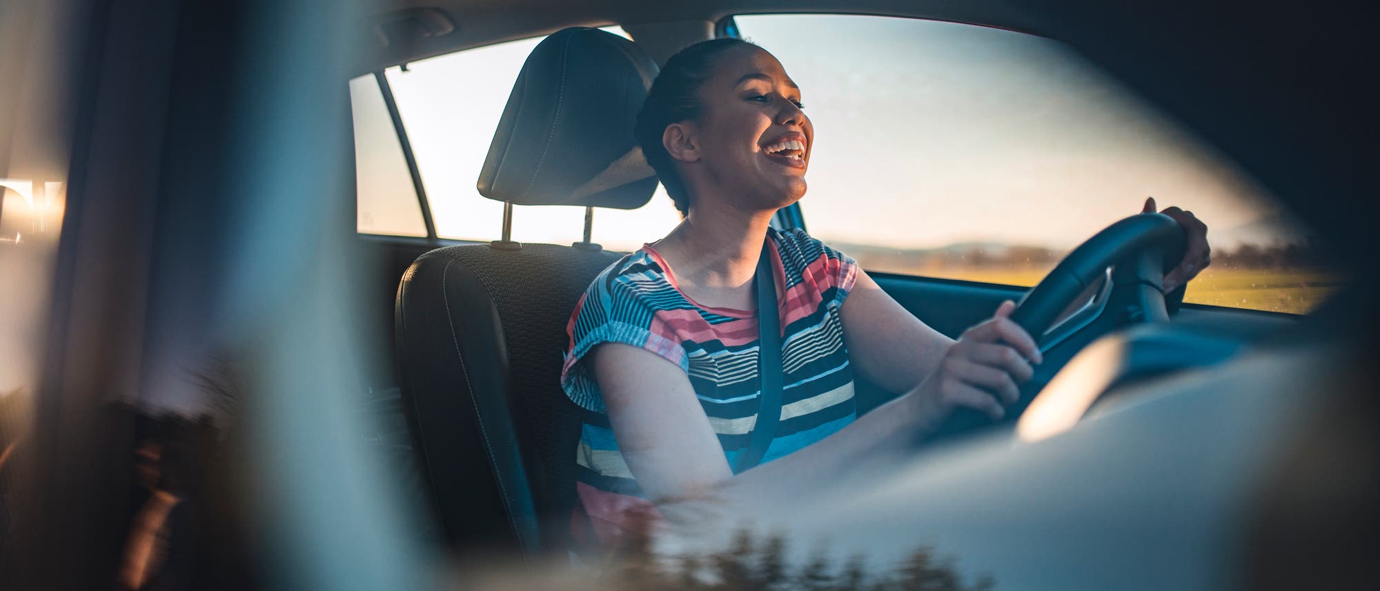Fr&ouml;hliche Frau im Auto