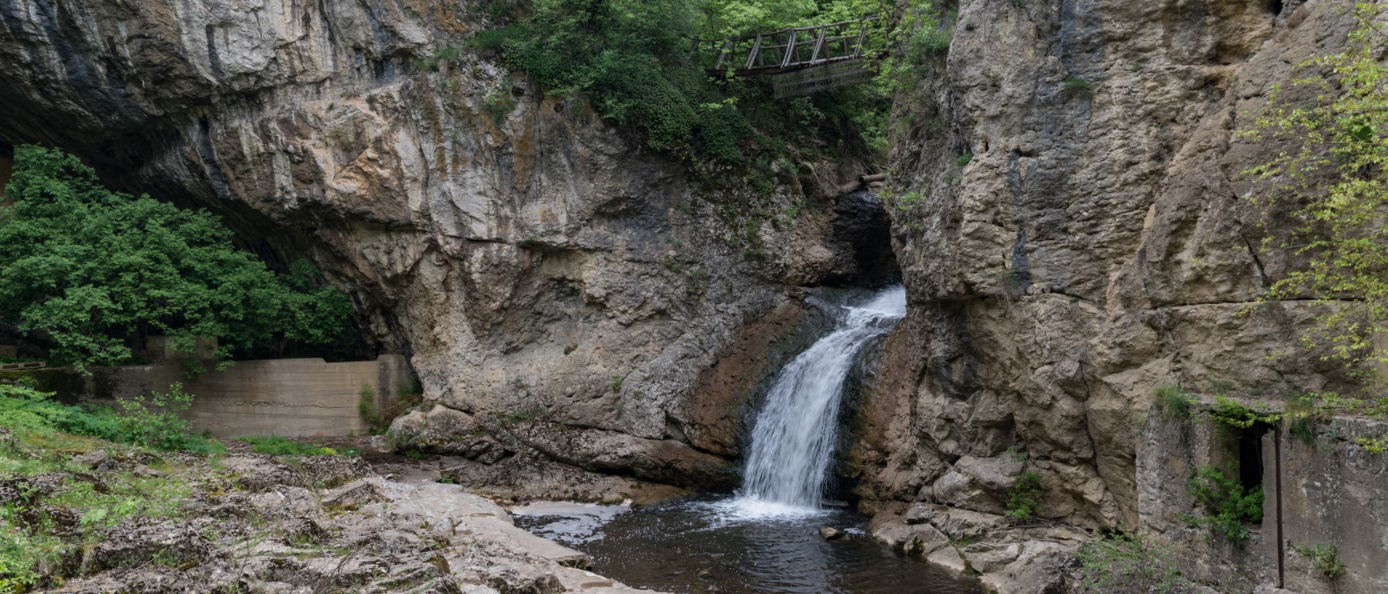 Wasserfall nahe der Bacho-Kiro-Höhle in Bulgarien, wo Paläoanthropologen den ältesten Nachweis für den anatomisch modernen Menschen in Europa entdeckten.