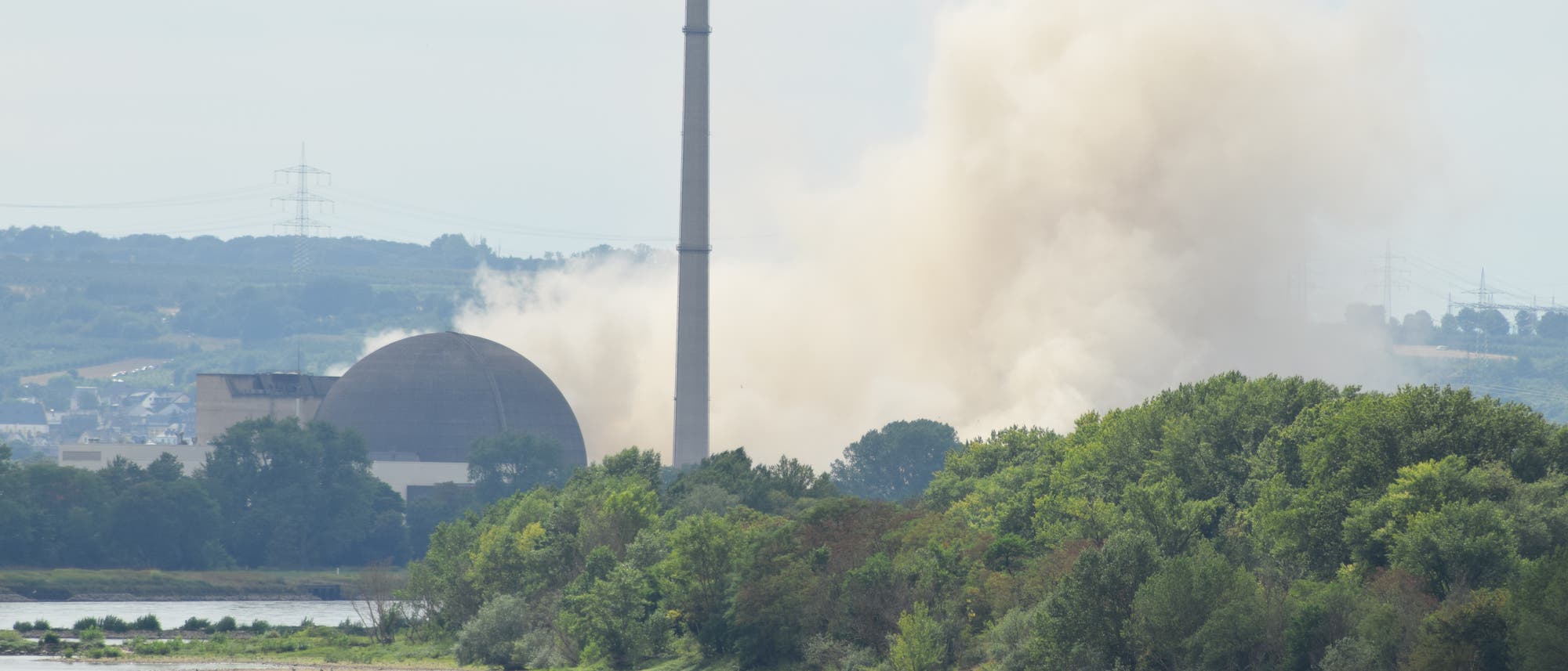 Abriss der Kernkraftwerks Mülheim-Kärlich - eine Staubwolke über den Reaktorgebäuden.