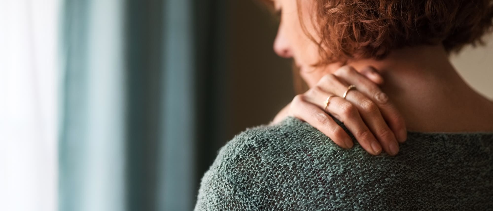 Frau mit Nackenschmerzen Frau mit Nackenschmerzen