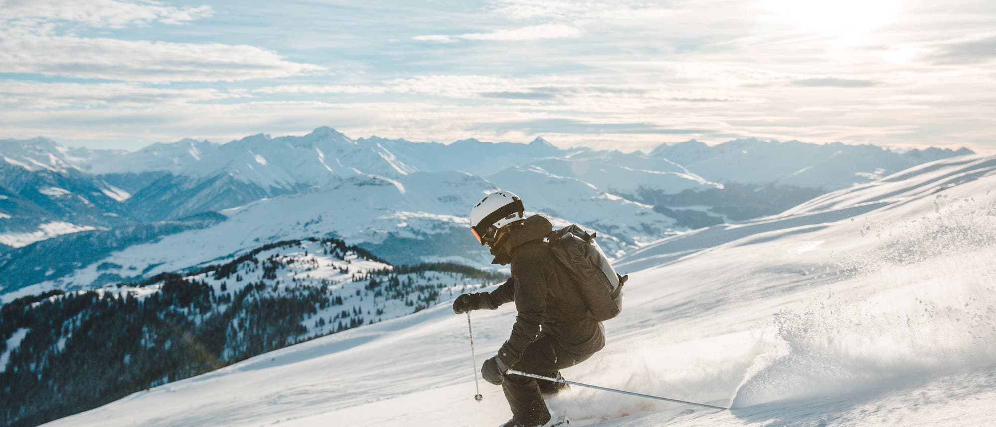 Skifahrerin in den Bergen