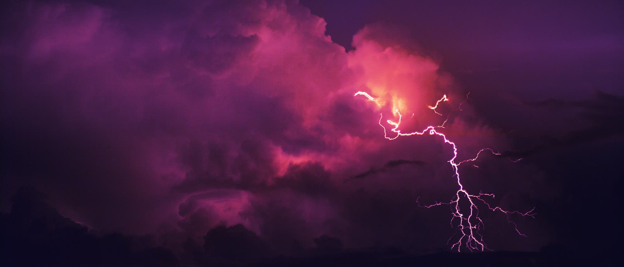 Blitze entstehen, wenn Eiskristalle in konvektiven Gewitterwolken - Wolken, gefüllt mit aufgewühlten Strömen, die von warmer Luft gespeist werden - zusammenstoßen und elektrische Ladung übertragen.