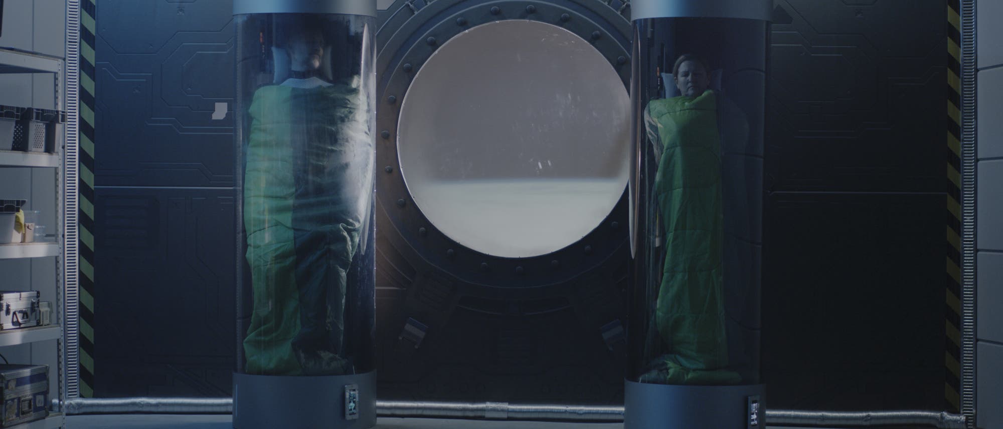 Astronauten schlafen in einer Glaskapsel