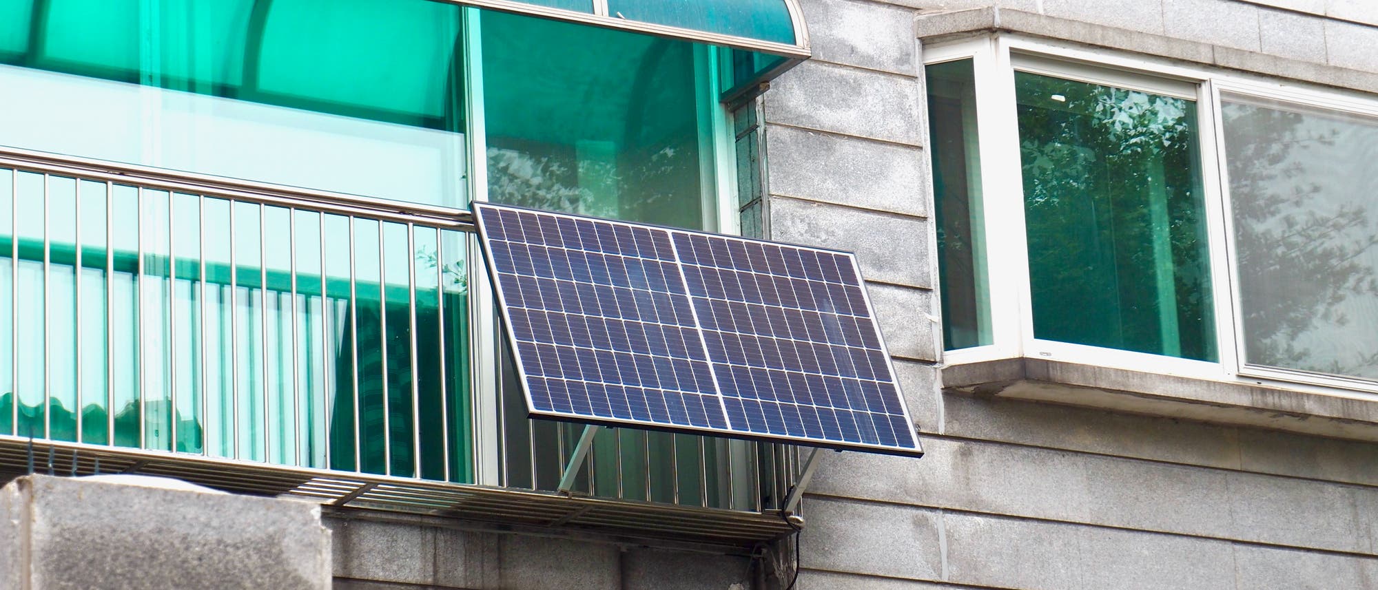 Kleine Balkon-Solaranlagen an einer Hausfront