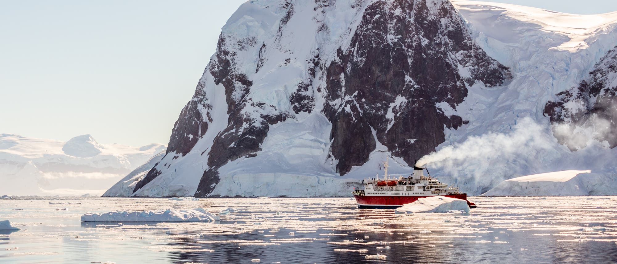Kreuzfahrtschiff in der Antarktis