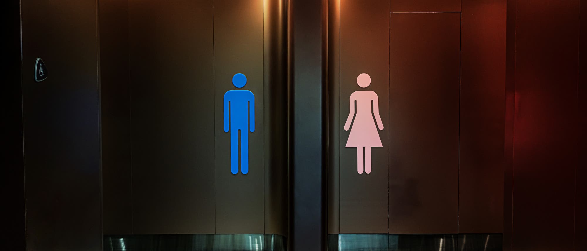 Blick in moderne Männer- und Frauentoilette, deren Eingänge nebeneinander liegen. 