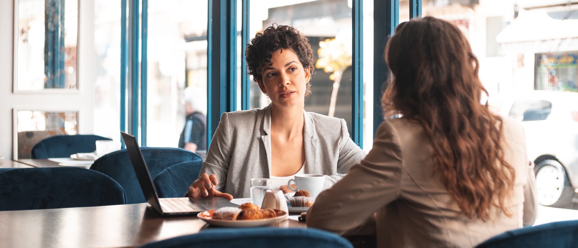 Zwei Frauen unterhalten sich in einem Café