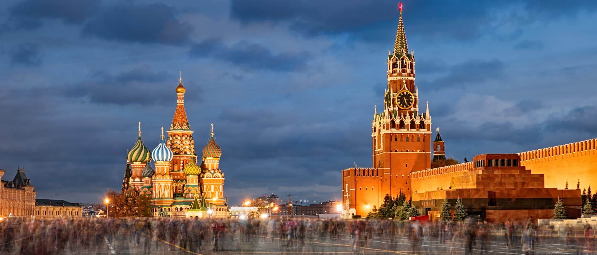 Die Basilius-Kathedrale und der Kreml auf dem Roten Platz in Moskau, aufgenommen am Abend.
