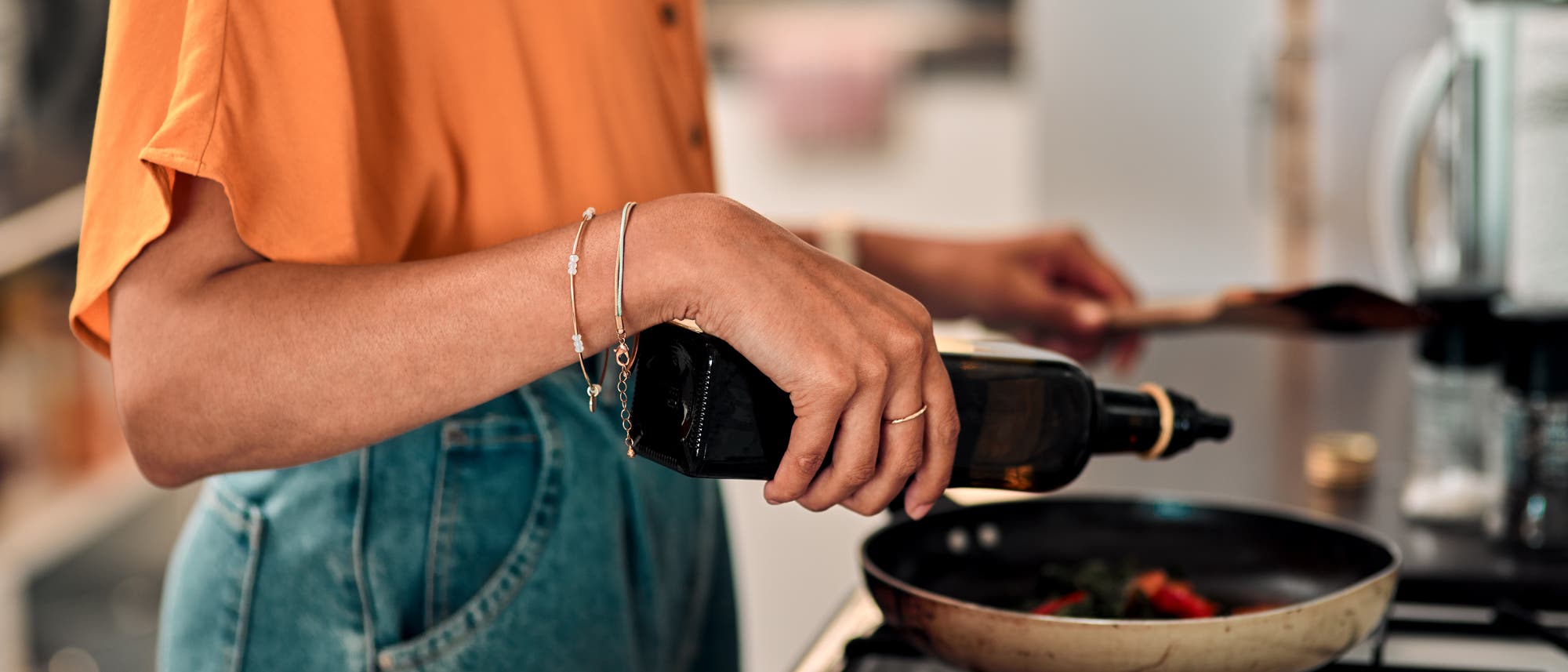 Ernährungswissenschaftler sind zuversichtlich, dass ein regelmäßiger Konsum von Rapsöl vergleichsweise gesund ist.