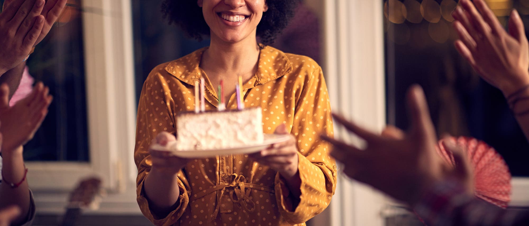 Junge Frau wird an ihrem Geburtstag gefeiert Junge Frau wird an ihrem Geburtstag gefeiert