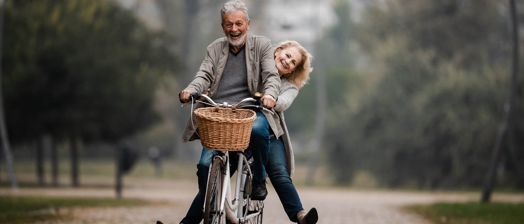 Älteres Paar lachend auf Fahrrad