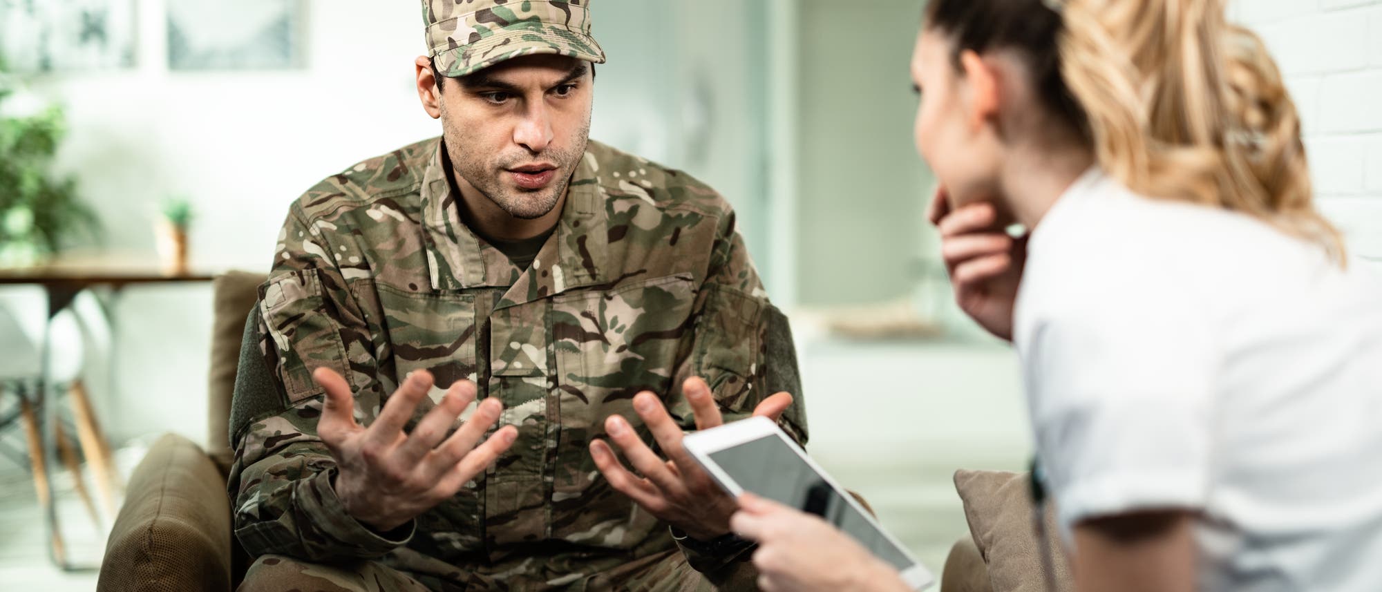 Mann in Uniform spricht mit einer Frau