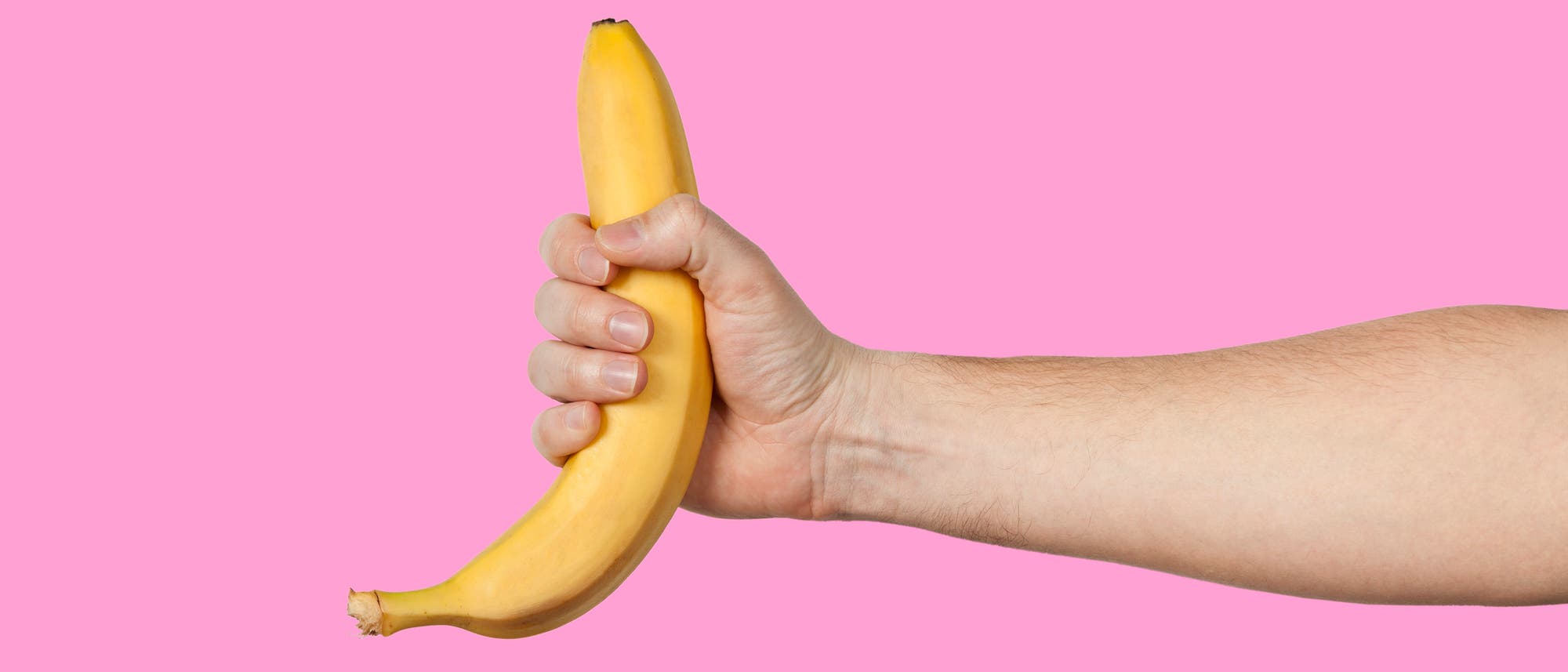 Ein Mann hält eine Banane in der Hand