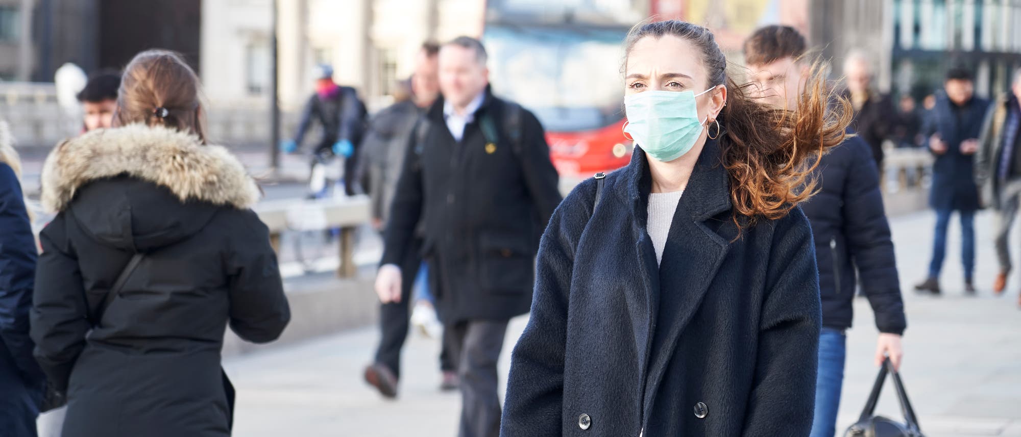 Frau mit Mundschutz in London
