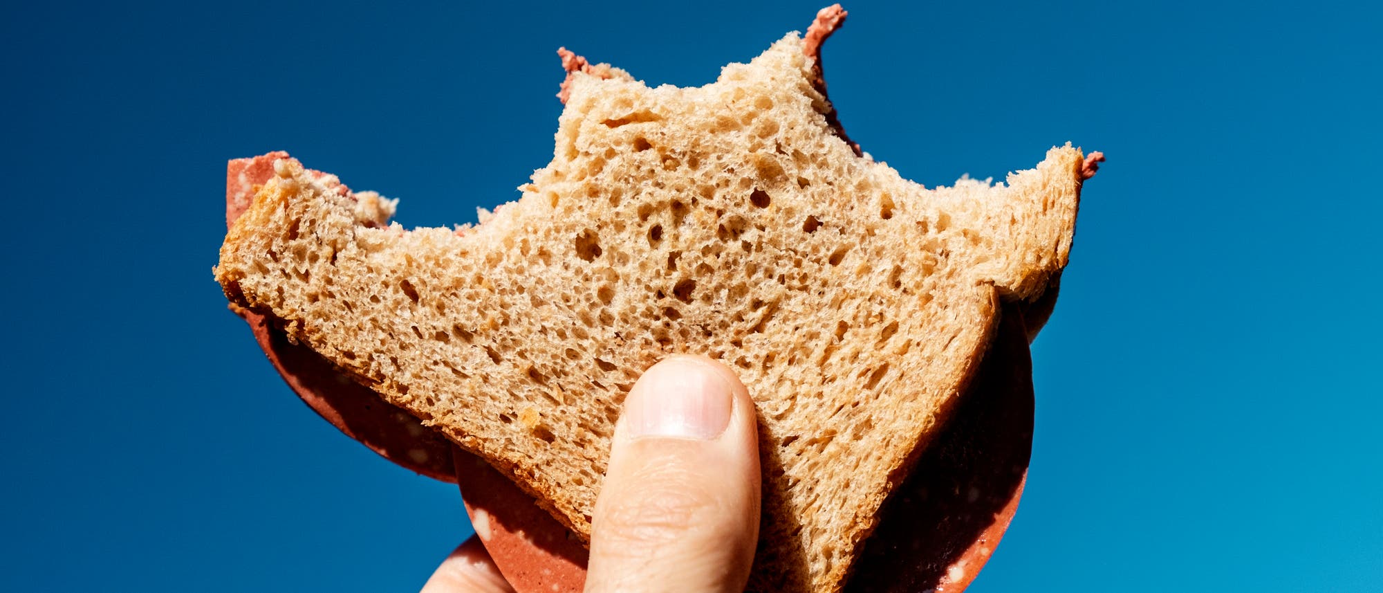 Veganer Aufschnitt auf angebissenem Brot
