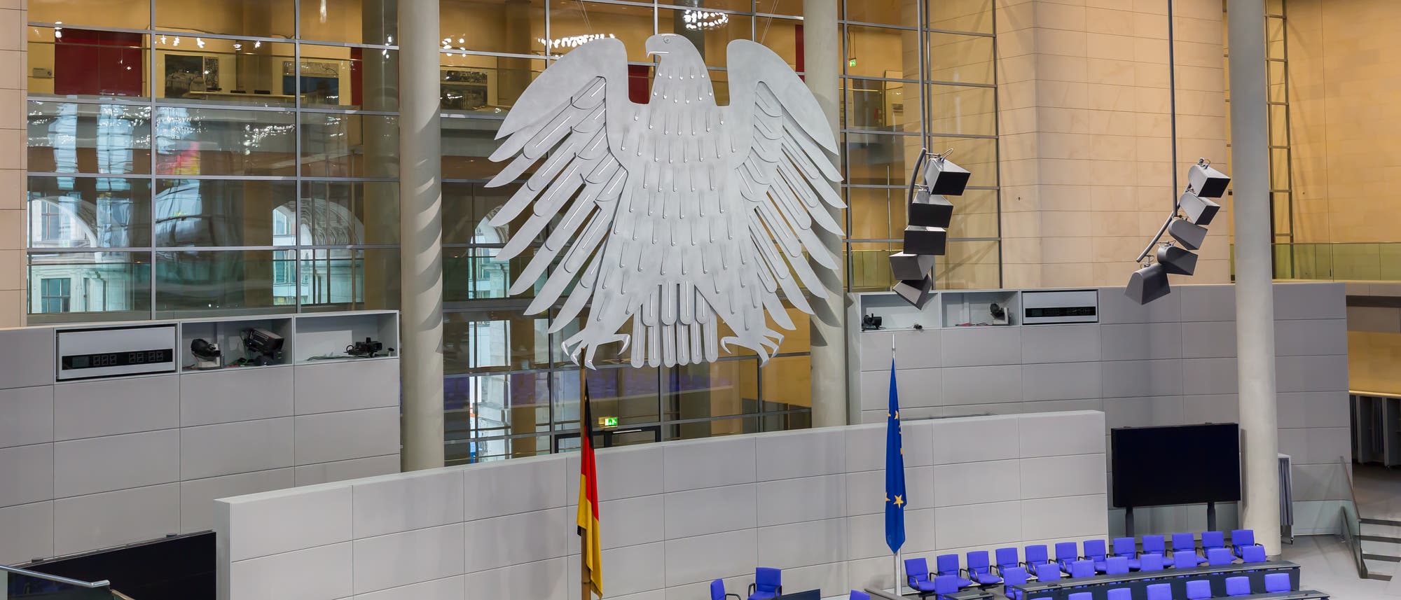 Blick in den leeren Plenarsaal des Deutschen Bundestages