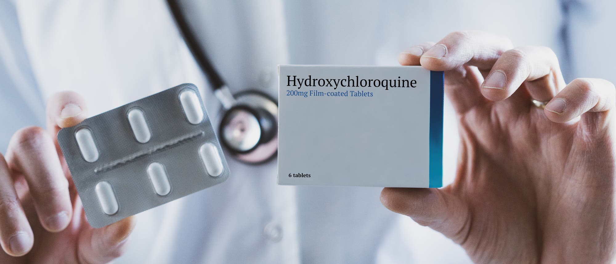 Arzt hält Hydroxychloroquin-Pillen