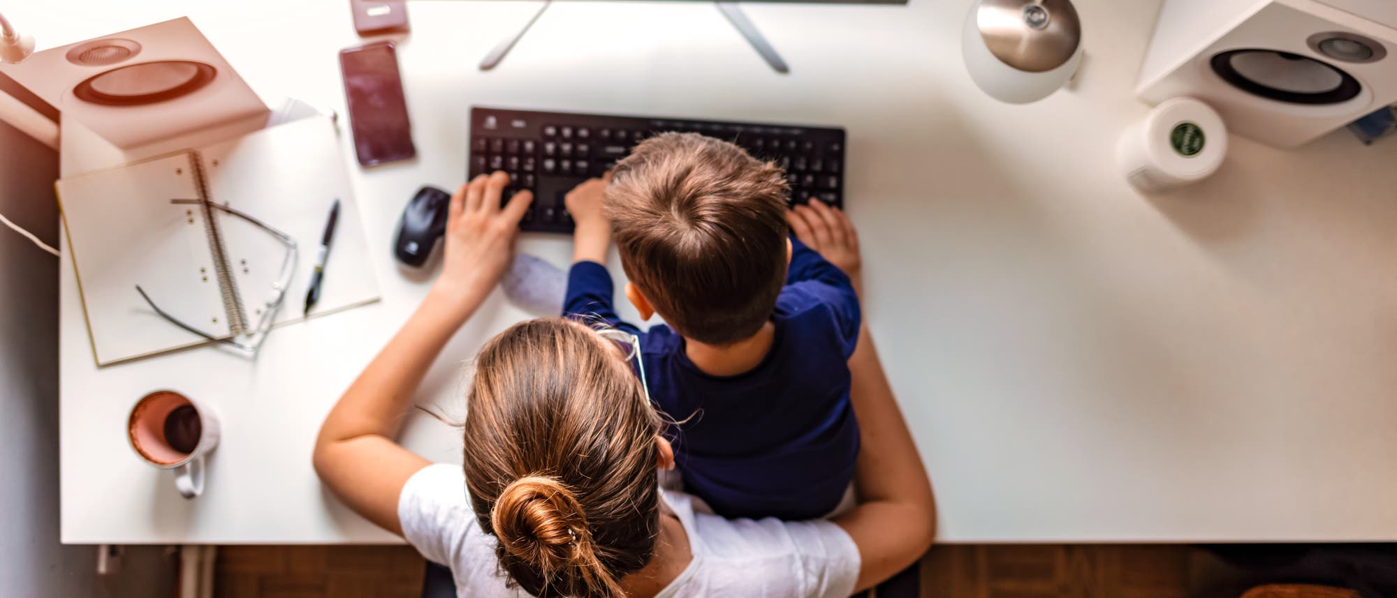 Mutter und Kind im Homeoffice
