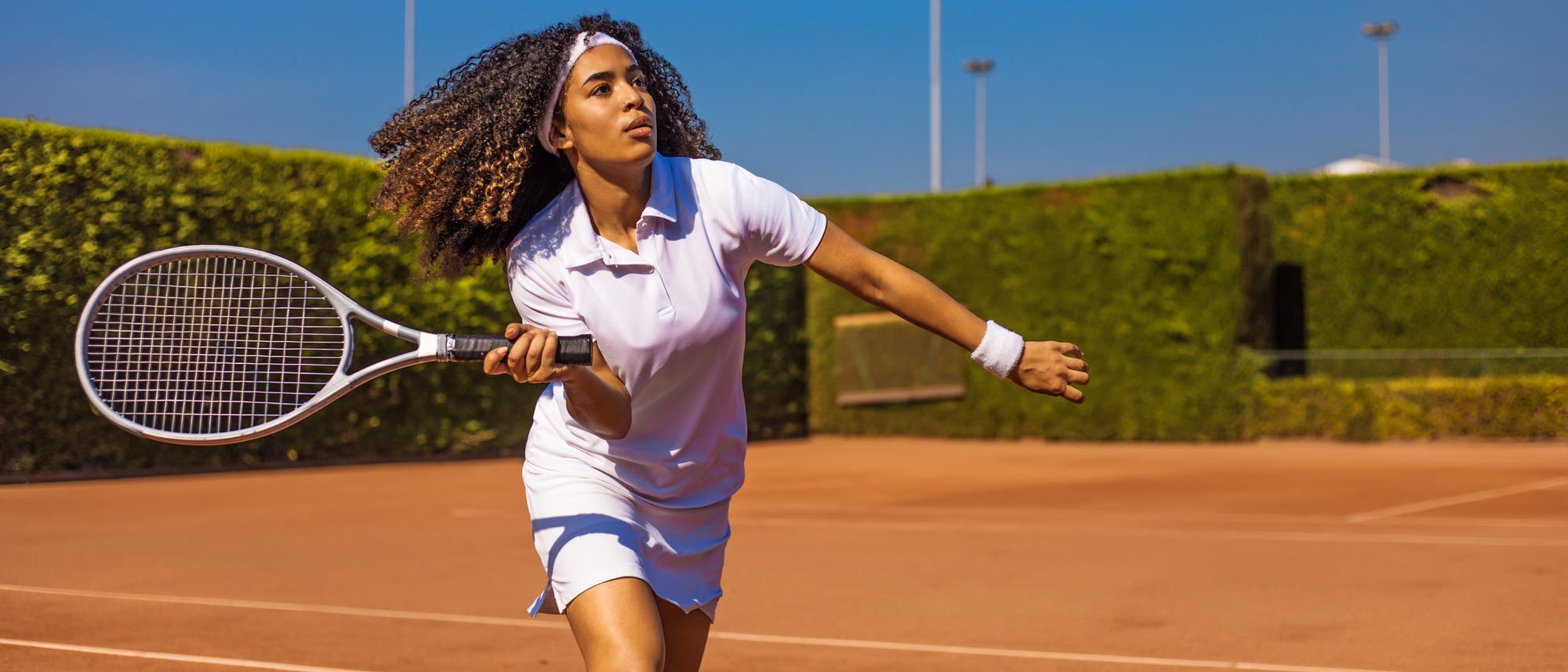 Tennis spielen ist gut für das Gehirn, kann bei wiederholt falscher Belastung aber dem Ellenbogen schaden.