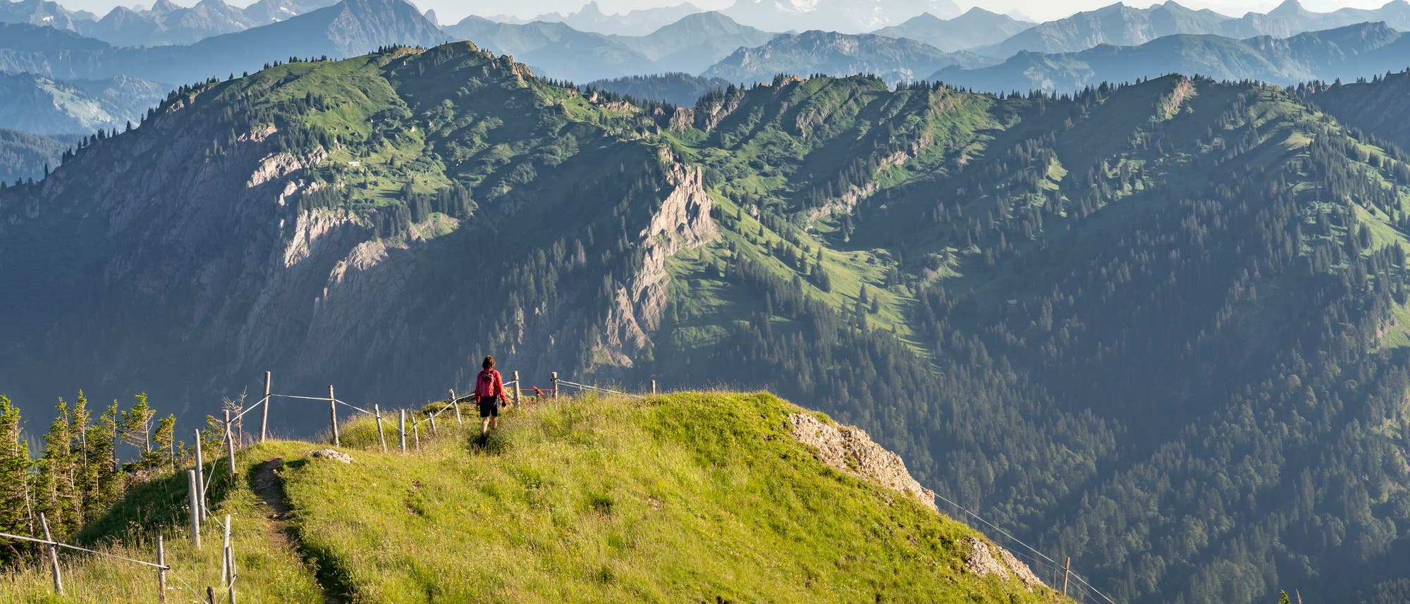 Frau beim Wandern auf dem Kamm der Nagelfluhkette in den Allgäuer Alpen bei Immenstadt.
