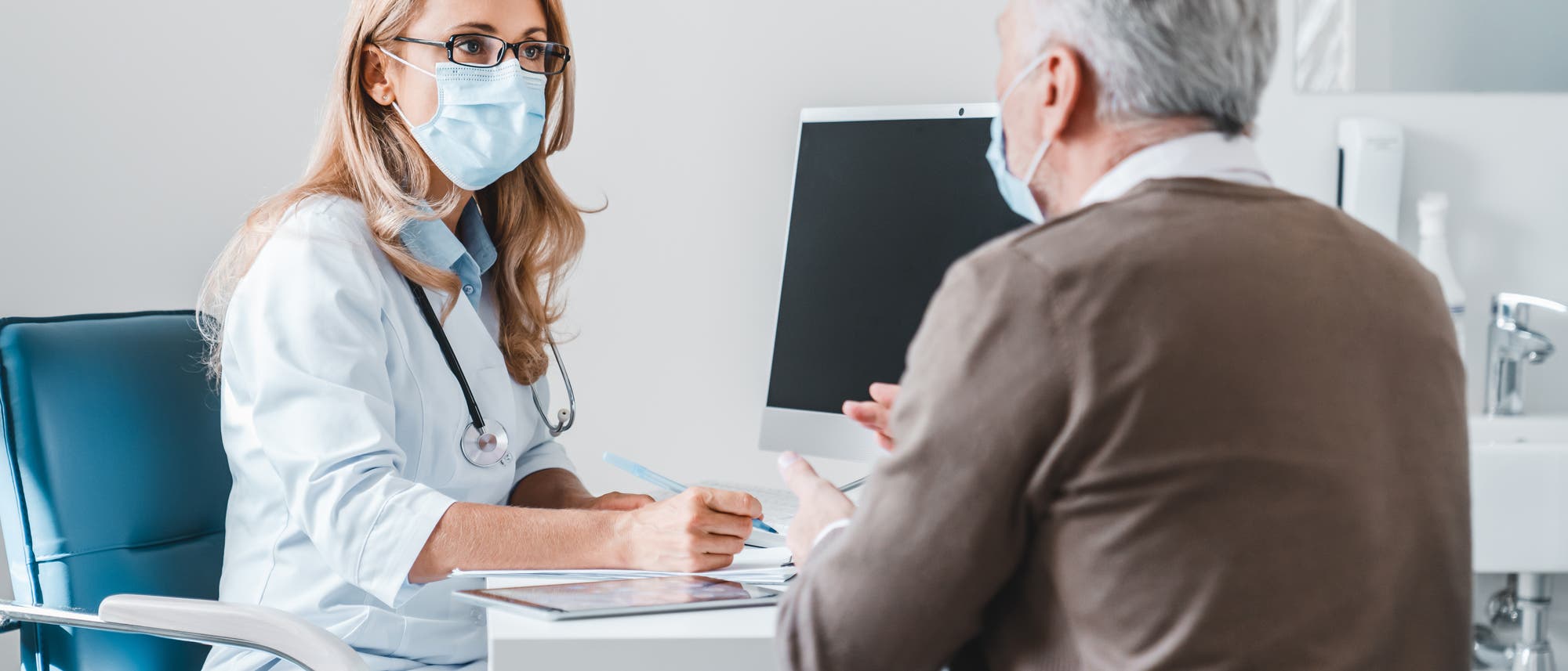 Ein Patient spricht mit seiner &Auml;rztin.