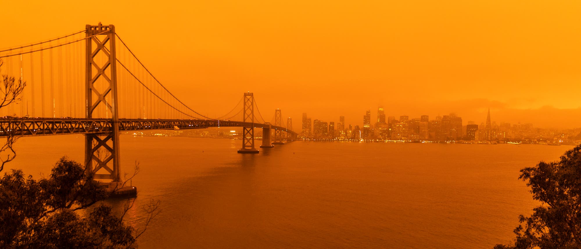 Rauch von Waldbränden färbt den Himmel über San Francisco orange.