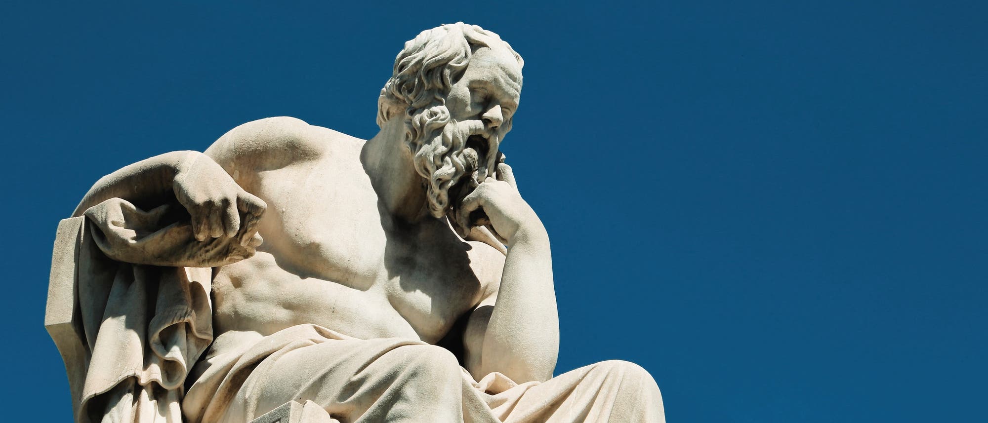 Statue des griechischen Philosophen Sokrates vor blauem Himmel