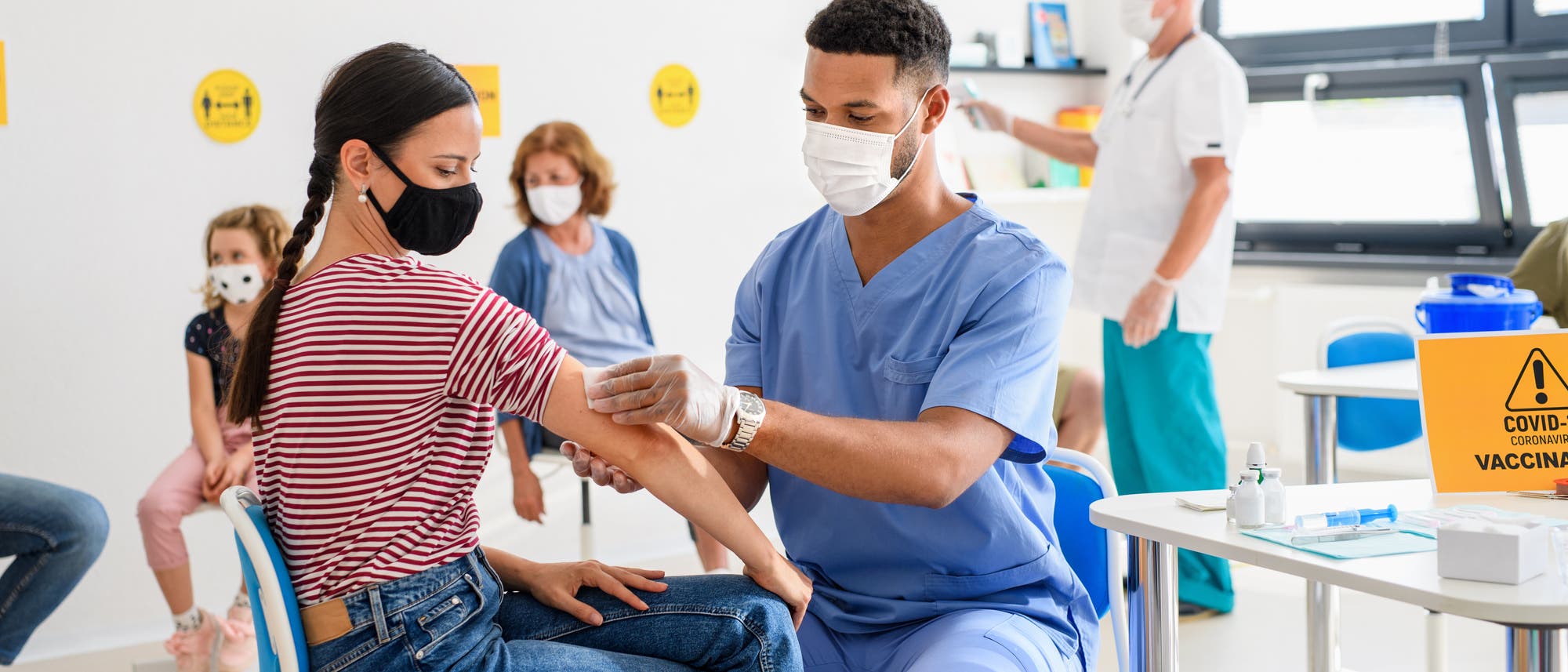 Patientin und Arzt während einer Impfung