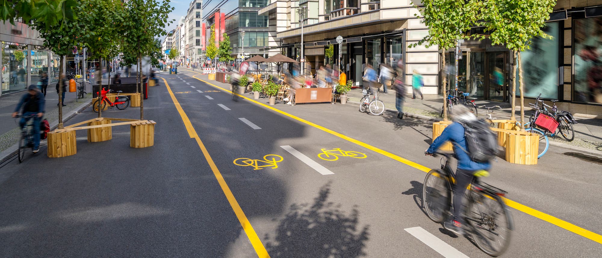 Eine Straße ist umgestaltet worden in eine Fläche für Radfahrer und Fußgänger