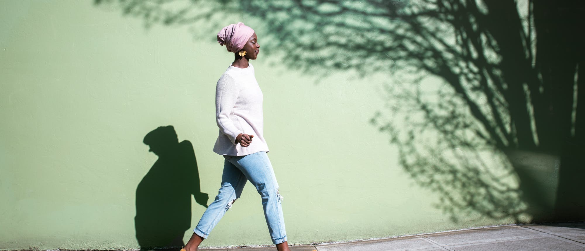 Junge Frau läuft beschwingt