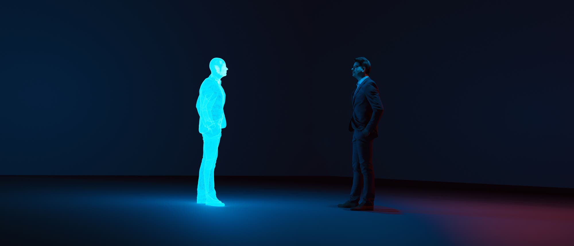 Ein Mann steht vor seinem digitalen Avatar