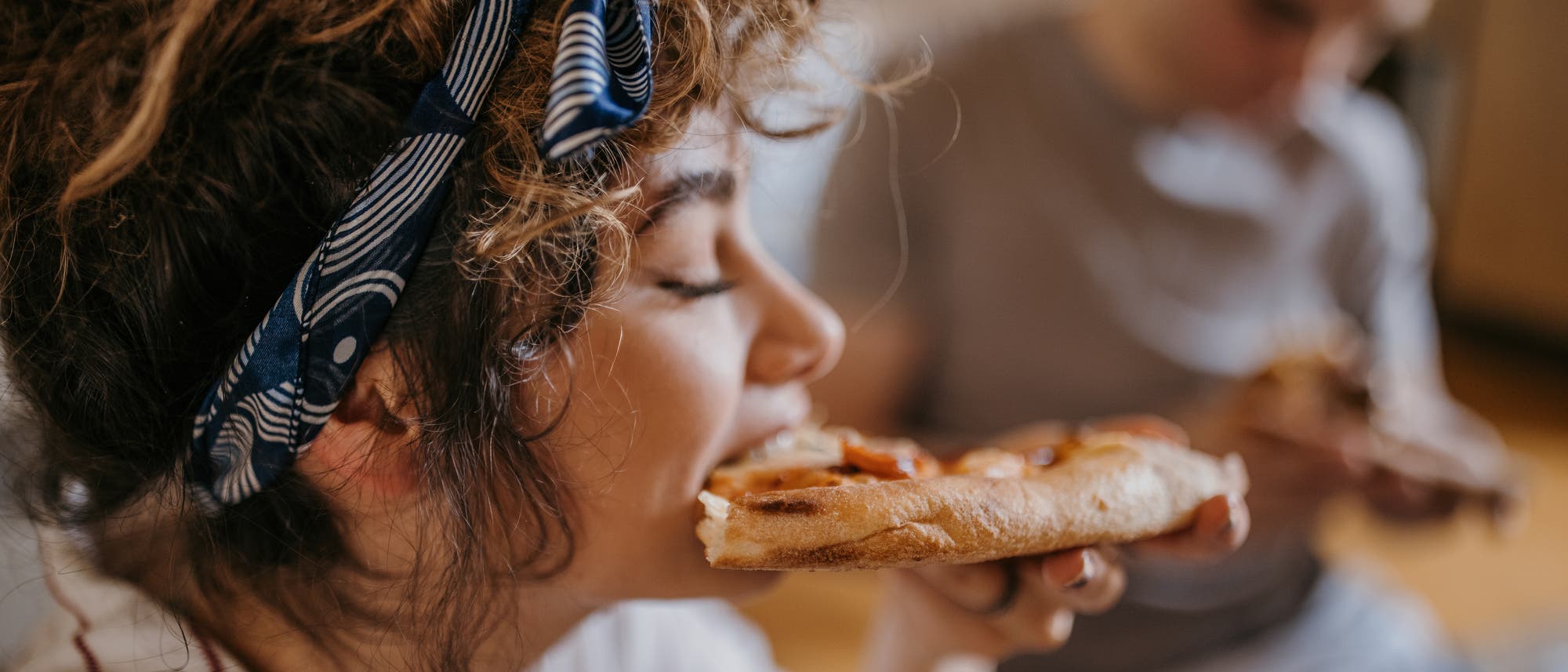 Fettiges Essen wie Pizza sollen Menschen mit hohem Cholesterinspiegel meiden, heißt es.