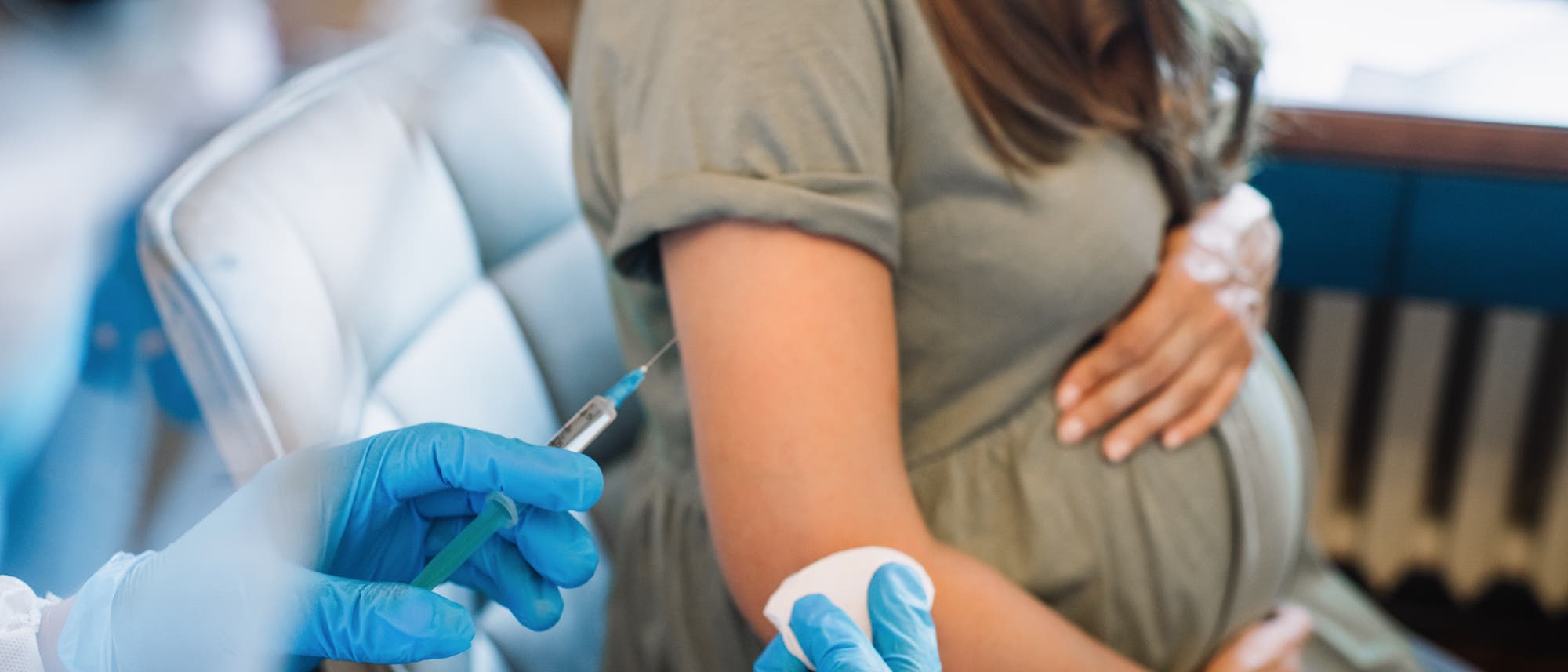 Eine schwangere Frau wird geimpft Eine schwangere Frau wird geimpft