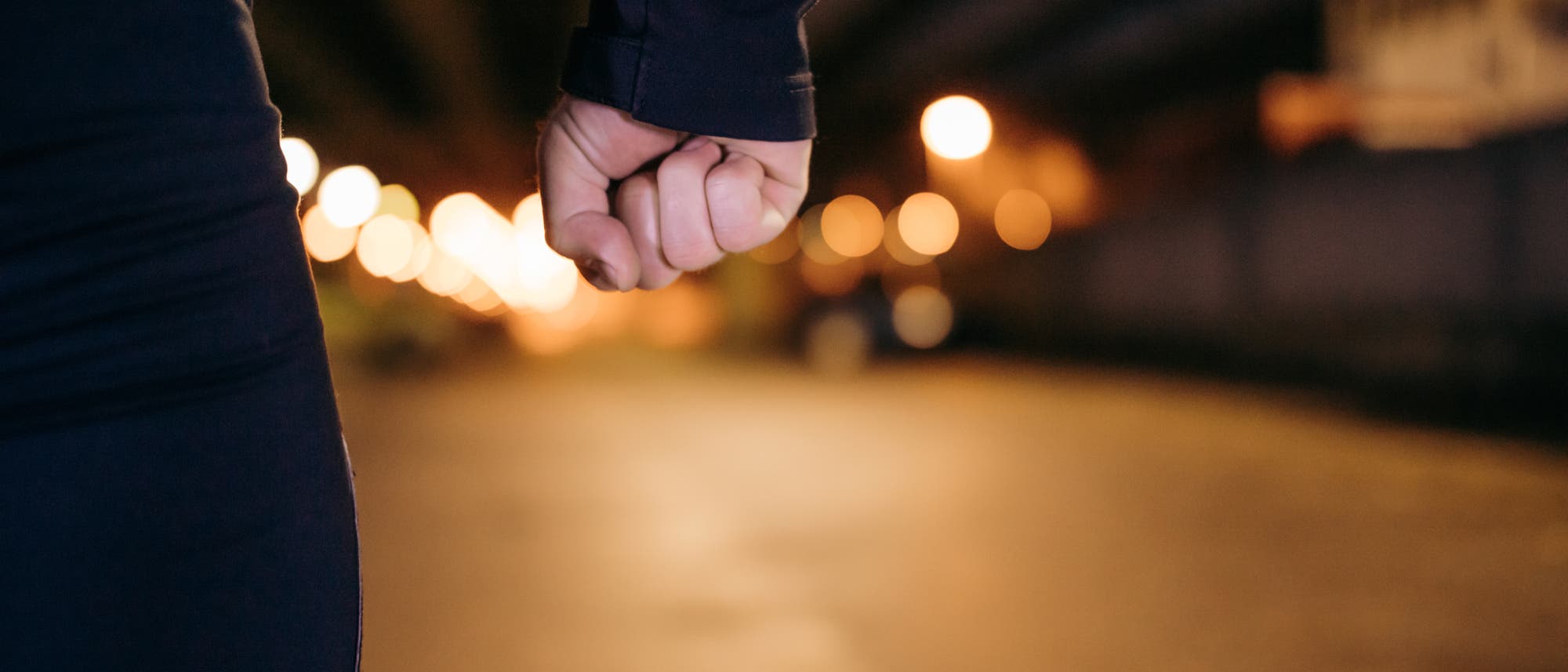 Mann mit geballter Faust auf der Stra&szlig;e