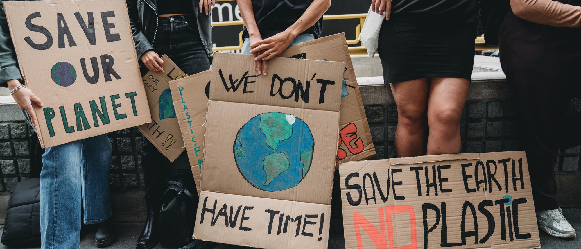 Jugendliche halten Plakate bei einer Klimademonstration