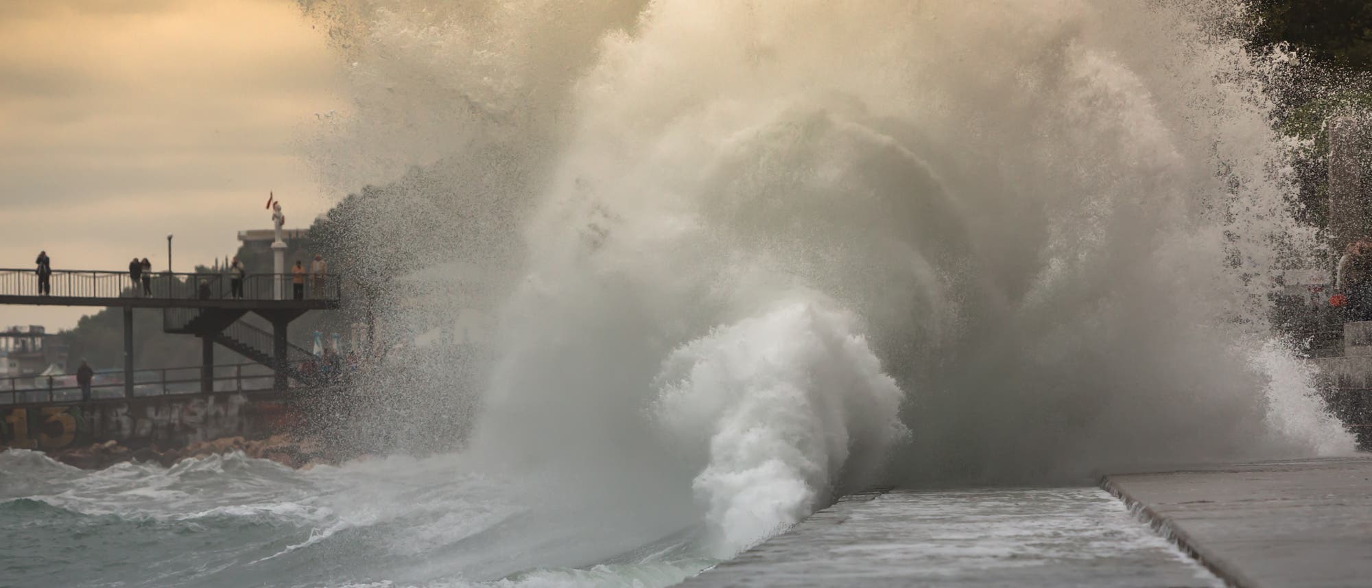 Una tormenta inusual trajo enormes olas a la península de Crimea