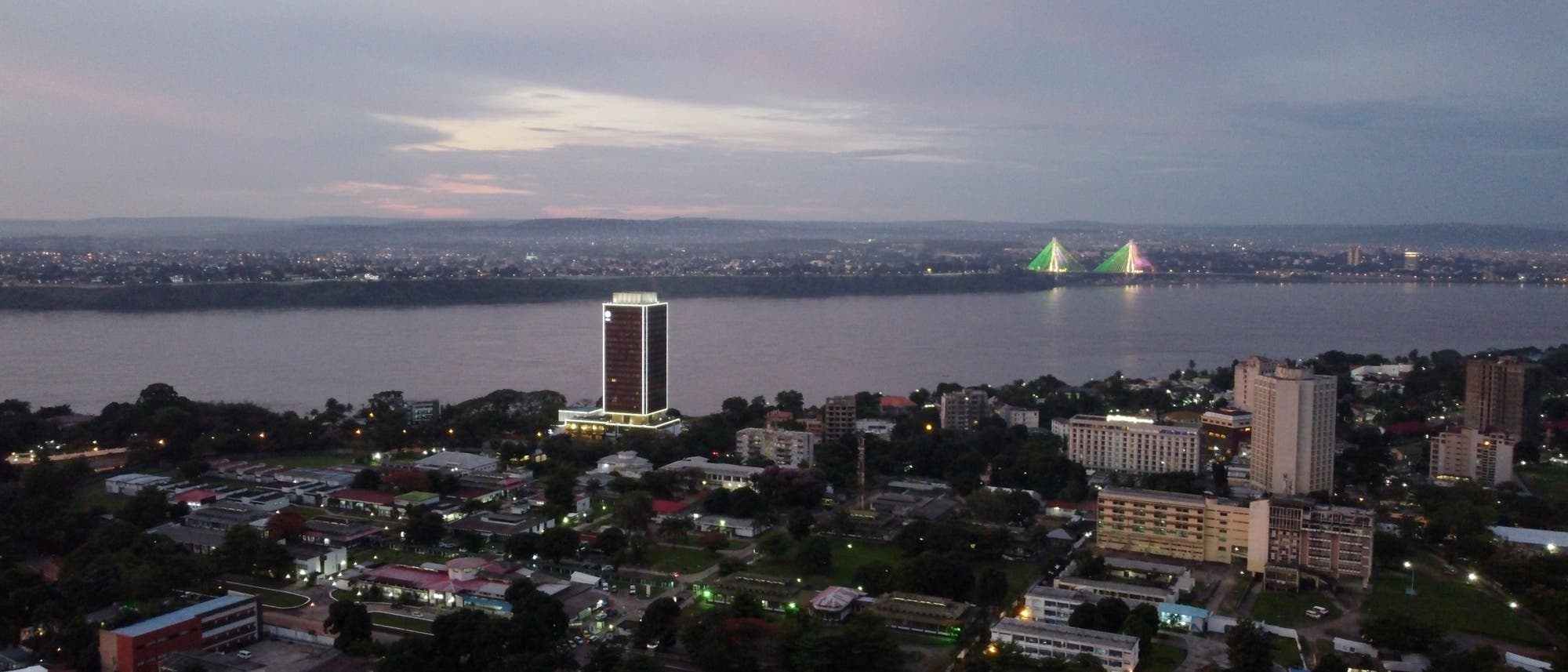 Blick von Kinshasa über den Kongo auf Brazzaville.