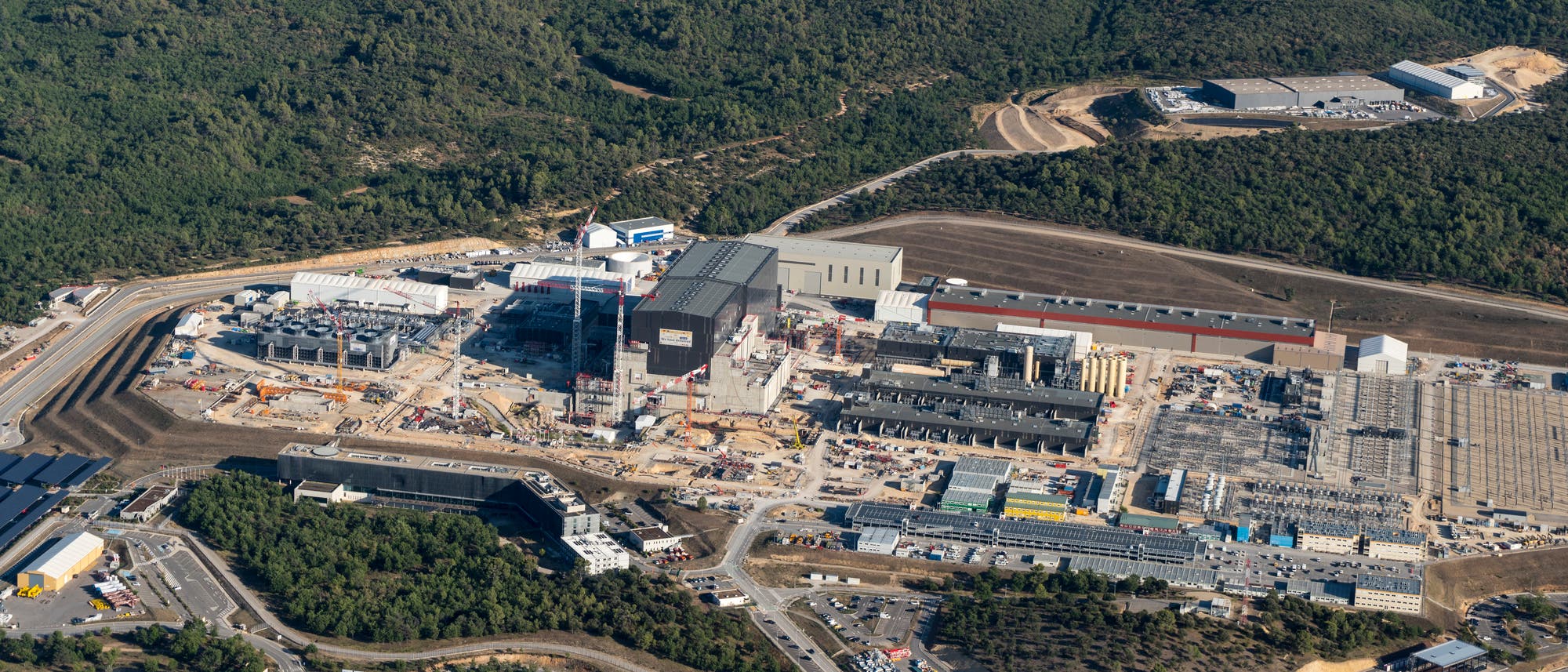 Luftaufnahme der Baustelle des Forschungsreaktors ITER im französischen Cadarache